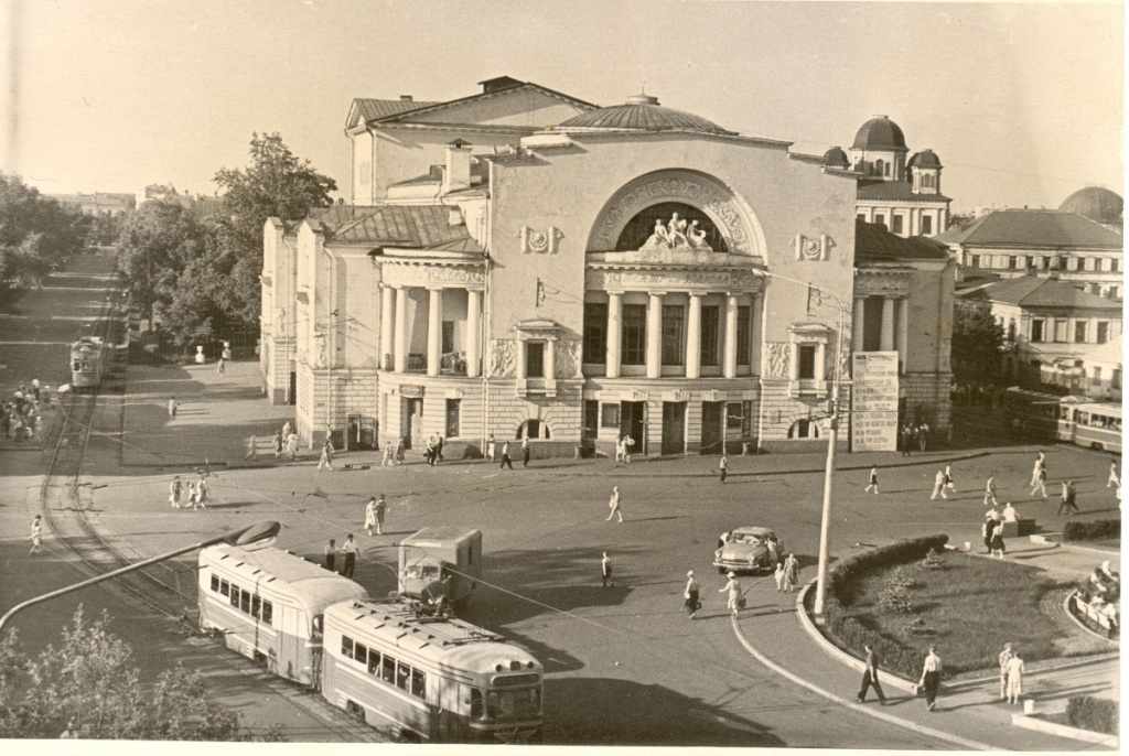 Здание театра в 1960-е гг.jpg